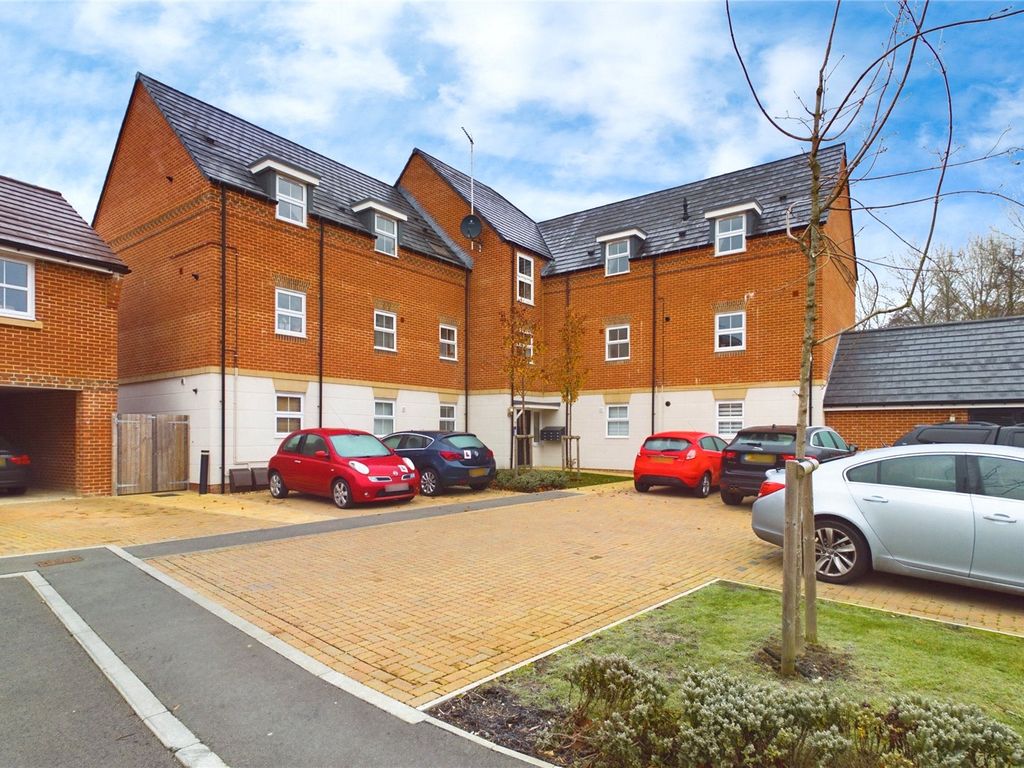2 bed flat for sale in Hutton Close, Newbury, Berkshire RG14, £265,000
