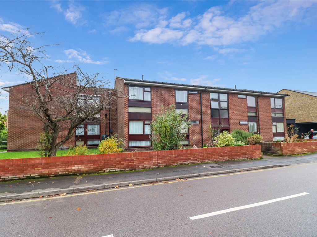 2 bed flat for sale in High Street, Abbots Langley WD5, £325,000