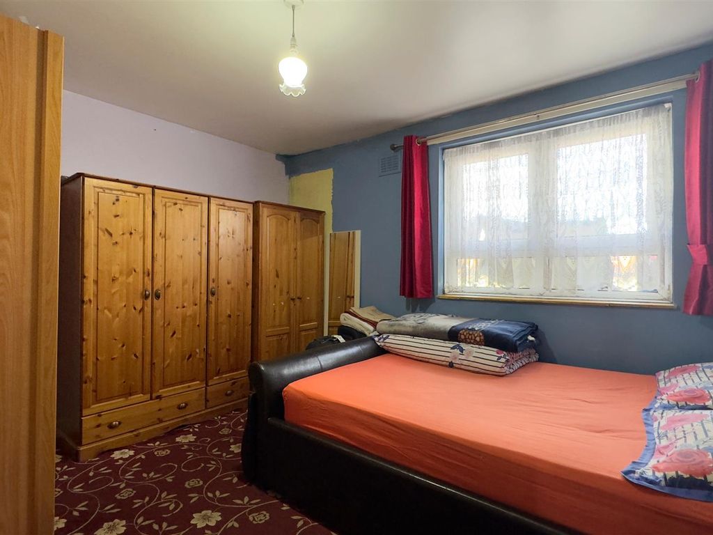 2 bed flat for sale in Elsenham Road, London E12, £300,000