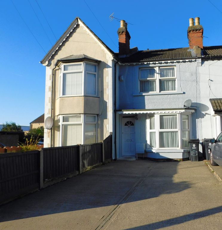2 bed terraced house to rent in Old Road, Clacton-On-Sea CO15, £895 pcm