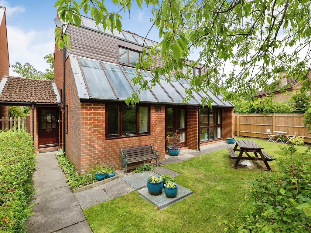 3 bed detached house for sale in Solar Court, Great Linford, Milton Keynes MK14, £395,000