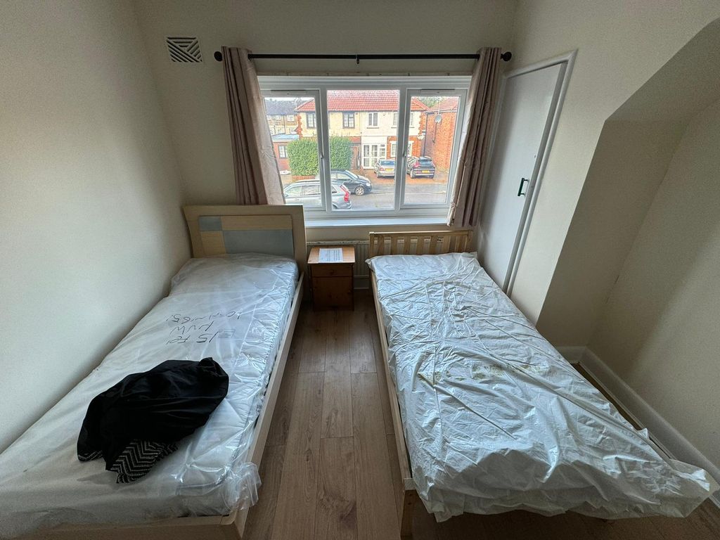 Room to rent in Longford Gardens, Hayes UB4, £850 pcm