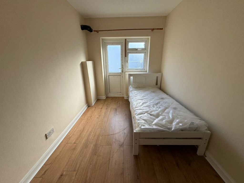 Room to rent in Longford Gardens, Hayes UB4, £750 pcm