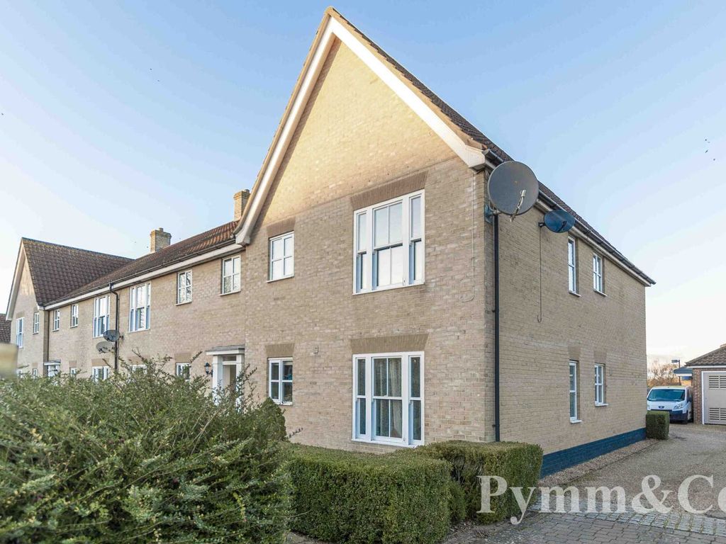 2 bed flat for sale in Bromedale Avenue, Mulbarton NR14, £150,000