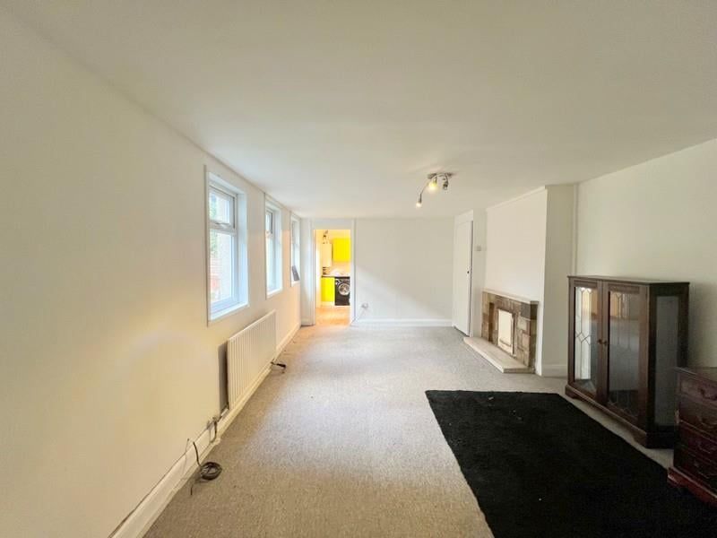 3 bed flat to rent in Avenue Road, Acton W3, £2,800 pcm