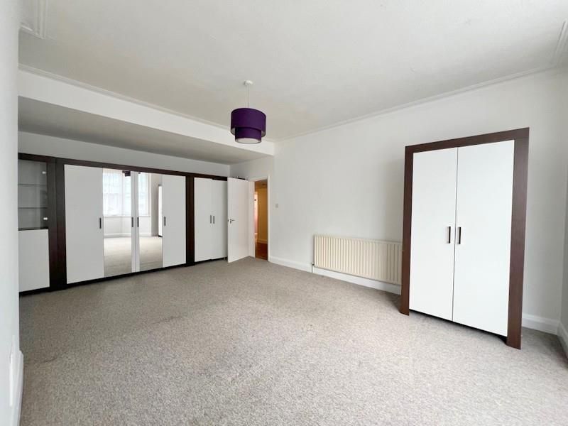 3 bed flat to rent in Avenue Road, Acton W3, £2,800 pcm
