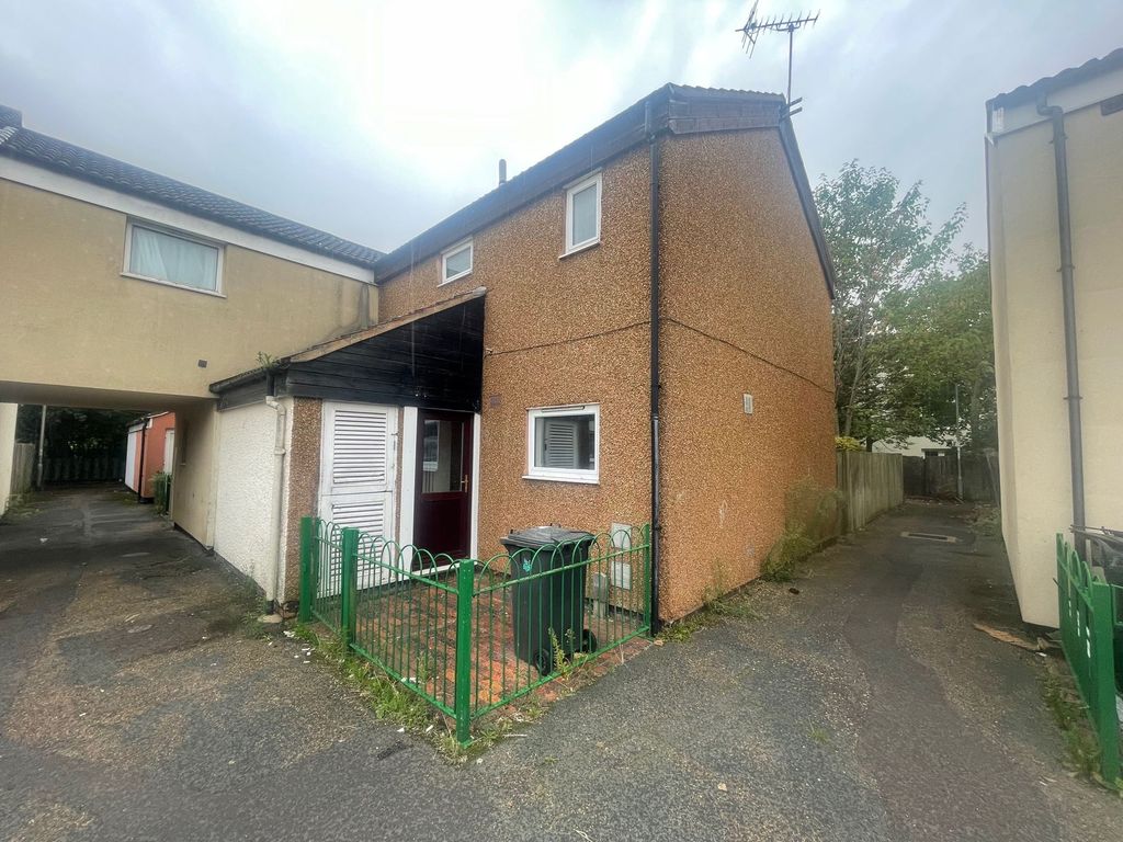 2 bed terraced house to rent in Crabtree, Peterborough PE4, £850 pcm