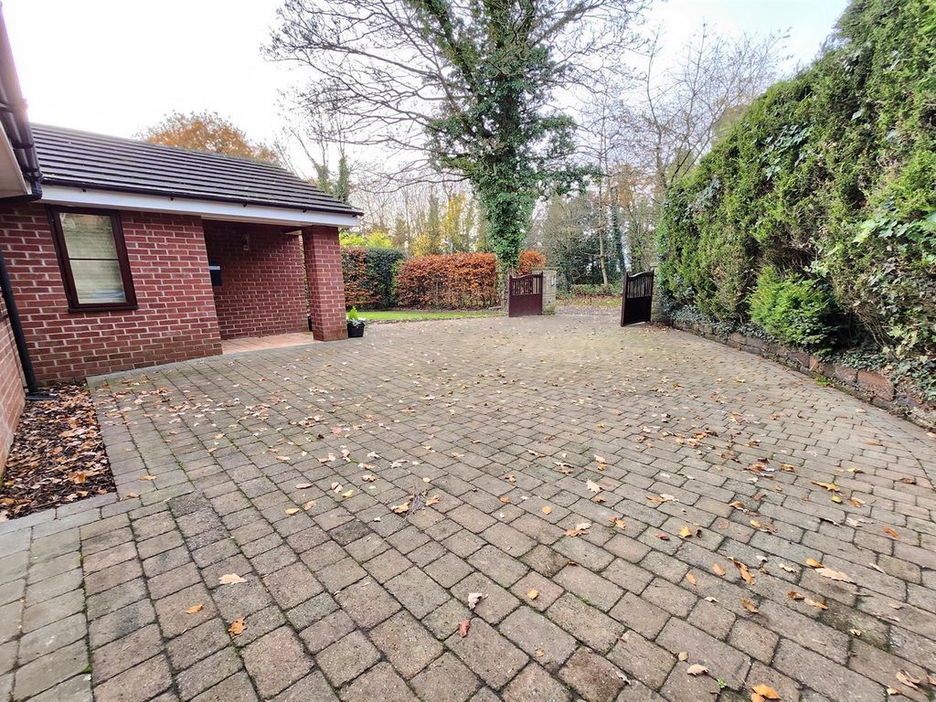 4 bed detached bungalow for sale in Street Lane, Lower Whitley, Warrington WA4, £625,000