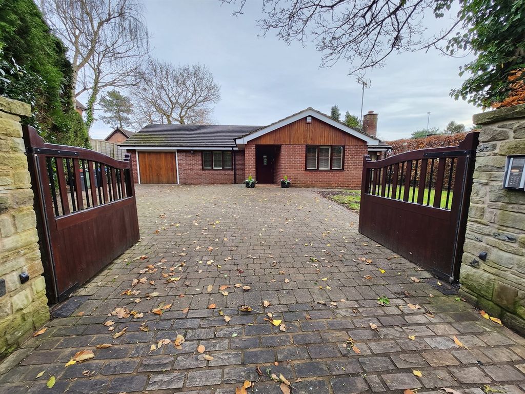 4 bed detached bungalow for sale in Street Lane, Lower Whitley, Warrington WA4, £625,000