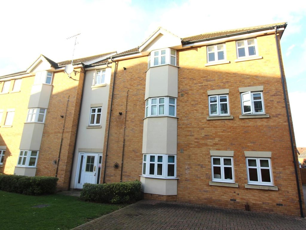 2 bed flat to rent in Hew Watt Close, Orsett RM16, £1,400 pcm