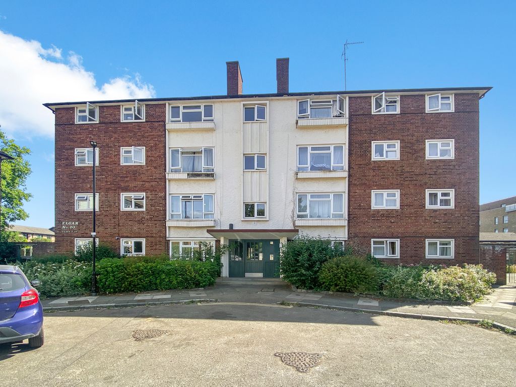 3 bed flat for sale in Boyton Close, London N8, £450,000