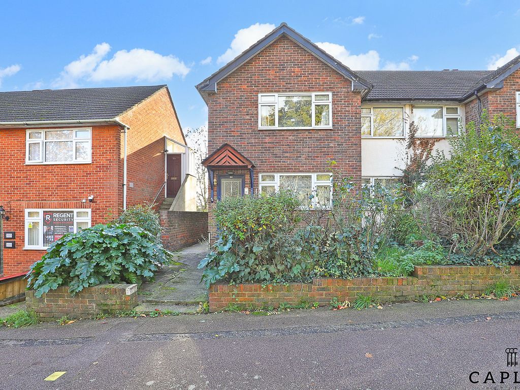 2 bed flat for sale in Station Way, Buckhurst Hill IG9, £225,000