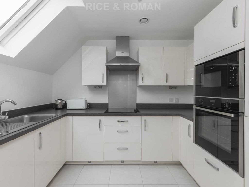2 bed flat for sale in Dukes Ride, Crowthorne RG45, £370,000