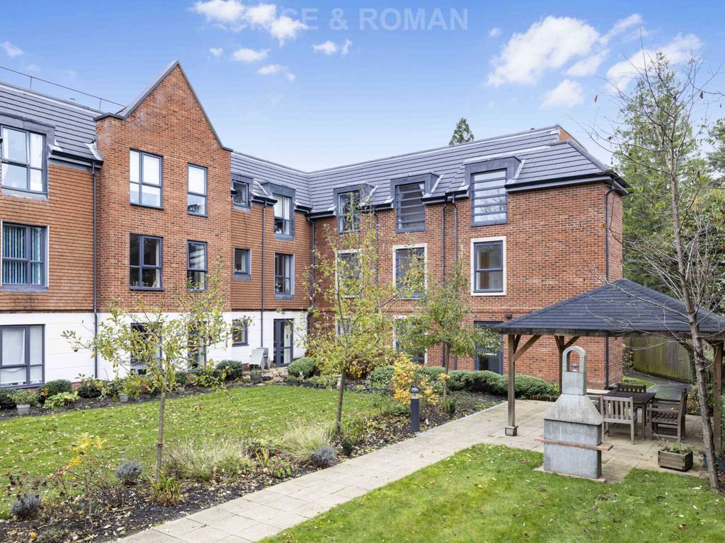 2 bed flat for sale in Dukes Ride, Crowthorne RG45, £370,000