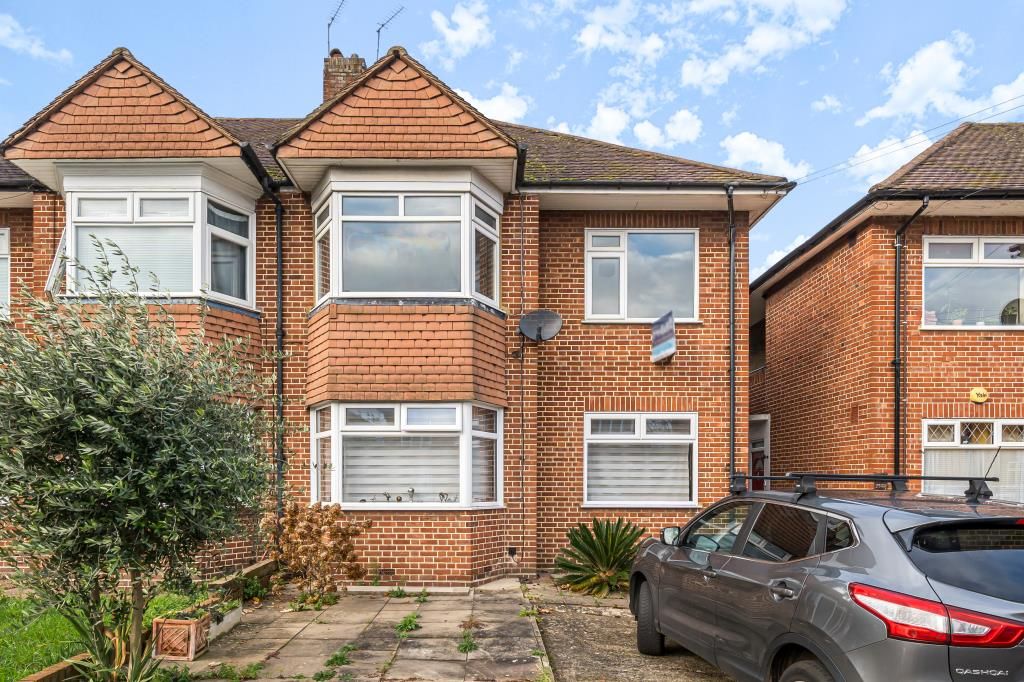 2 bed flat for sale in Feltham, Hounslow TW13, £275,000