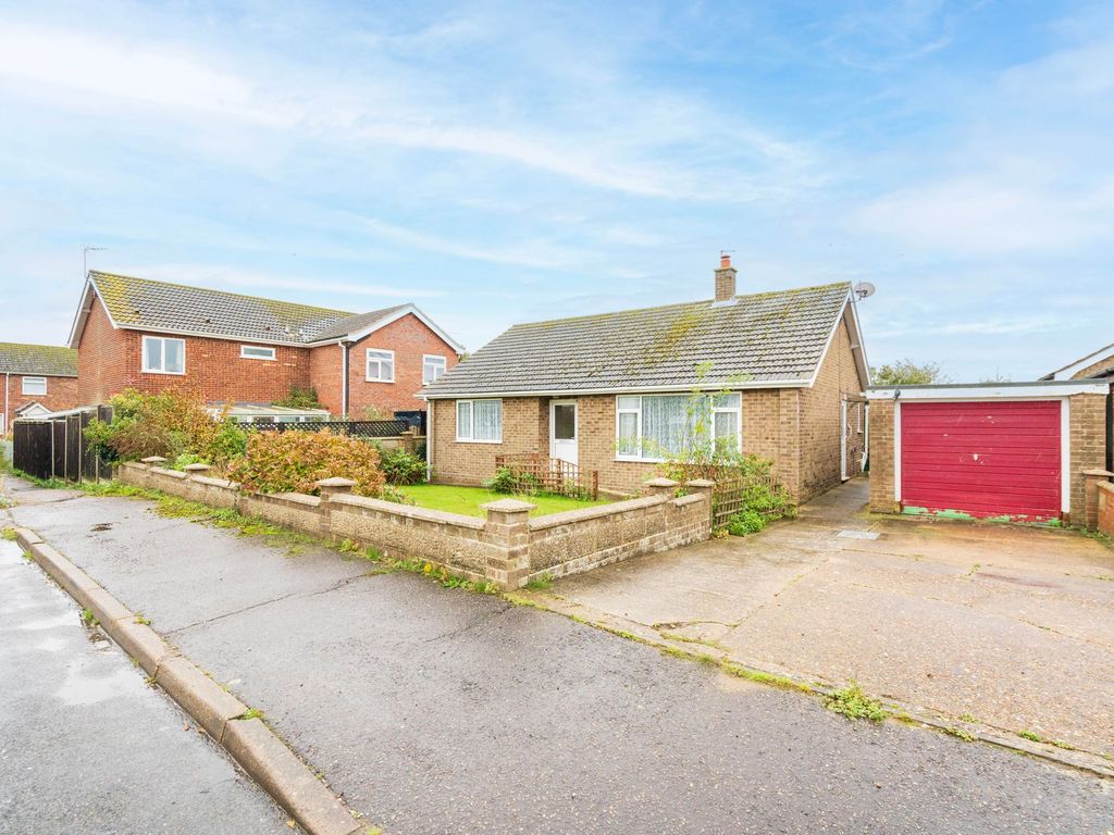 2 bed detached bungalow for sale in Lighthouse Close, Happisburgh NR12, £290,000