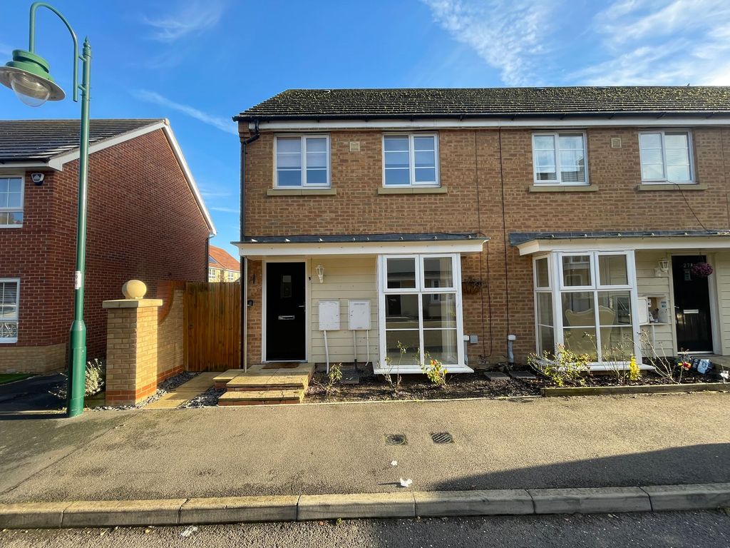 3 bed end terrace house to rent in Kennedy Street, Hampton Vale PE7, £975 pcm