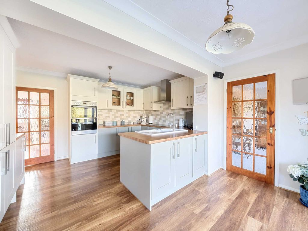 4 bed detached house for sale in Darlow Drive, Biddenham MK40, £775,000
