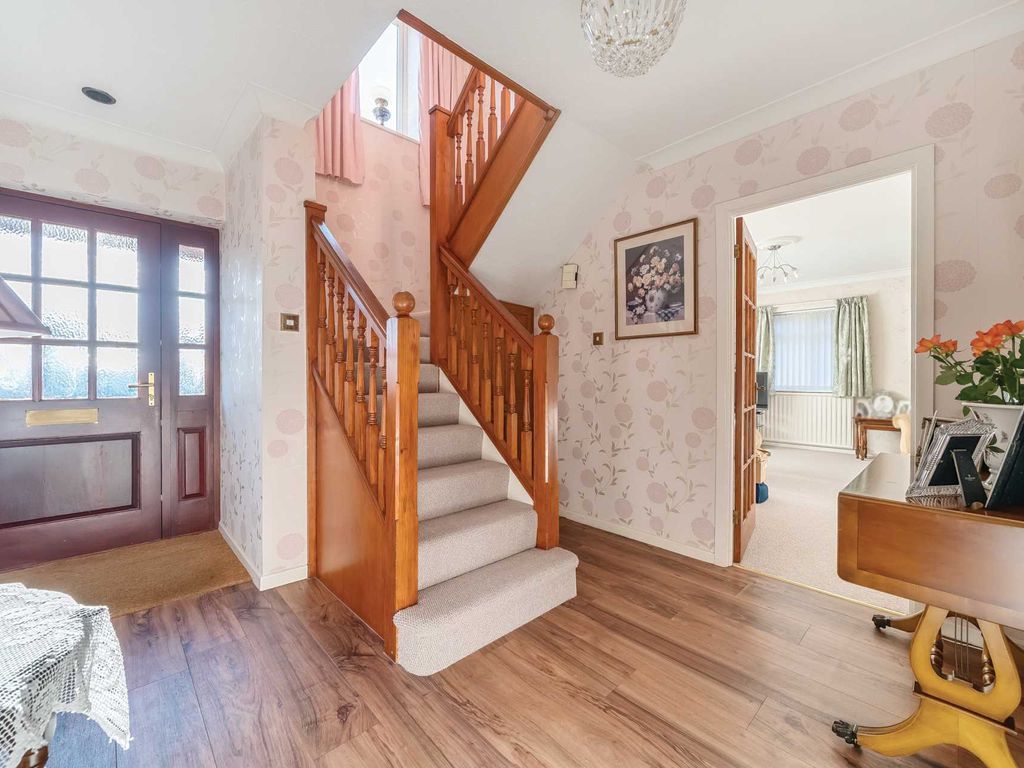 4 bed detached house for sale in Darlow Drive, Biddenham MK40, £775,000