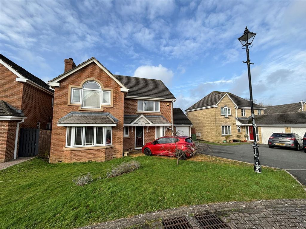 4 bed detached house for sale in Argyle Drive, Cepen Park North, Chippenham SN14, £625,000