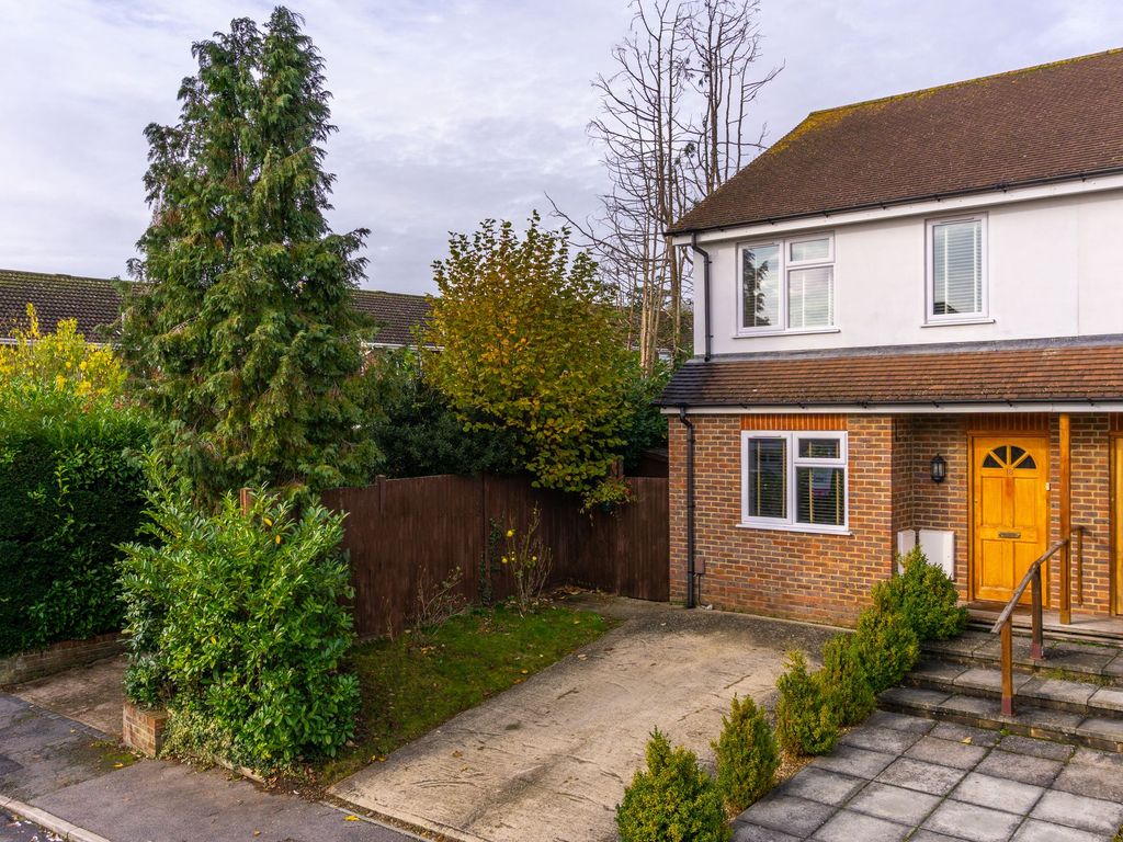 3 bed end terrace house for sale in North Road, Reigate RH2, £450,000