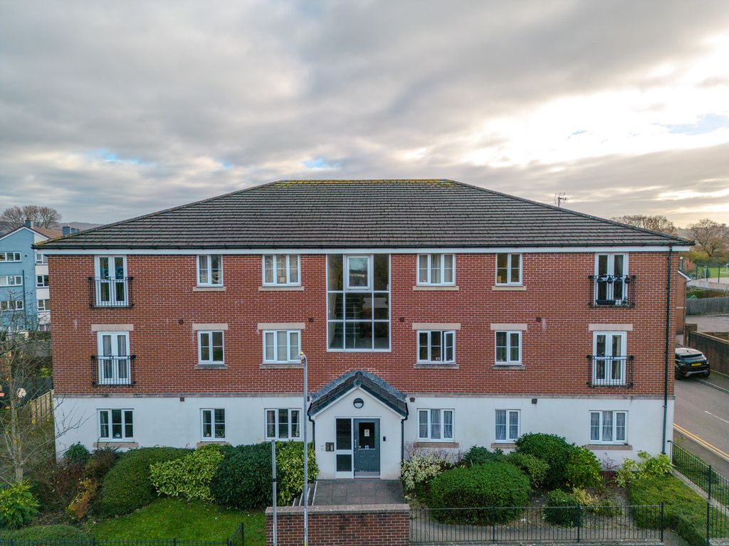 2 bed flat for sale in Roman Way, Newport NP18, £140,000