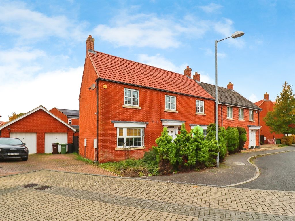 5 bed detached house for sale in Peregrine Mews, Cringleford, Norwich NR4, £475,000