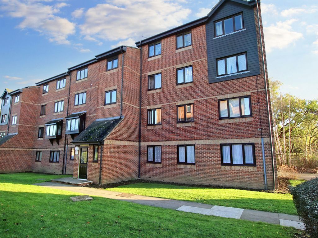 1 bed flat for sale in The Glen, Basildon SS16, £175,000