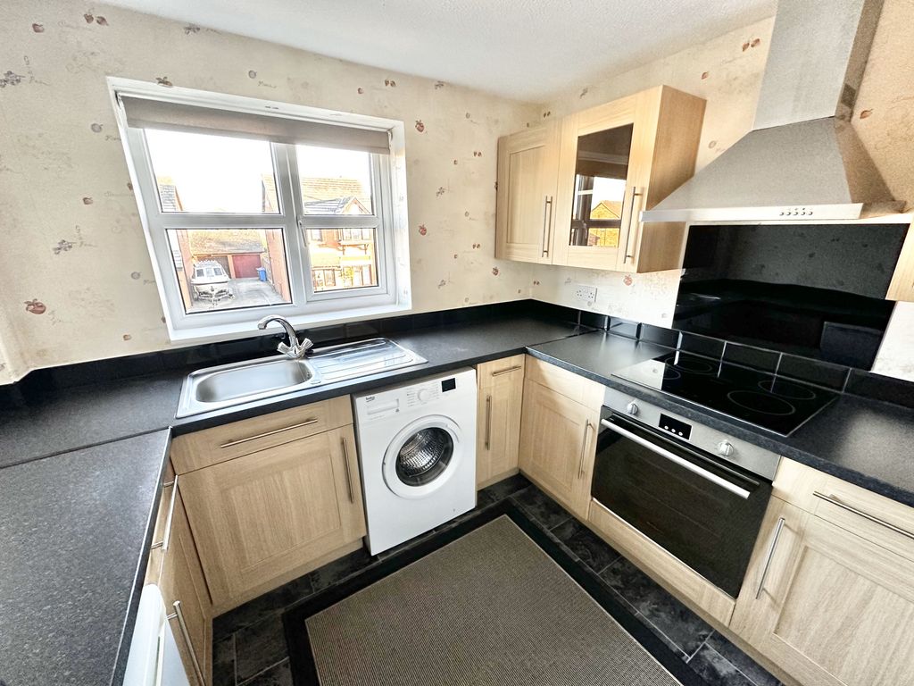 1 bed flat for sale in Swan Drive, Cleveleys FY5, £90,000