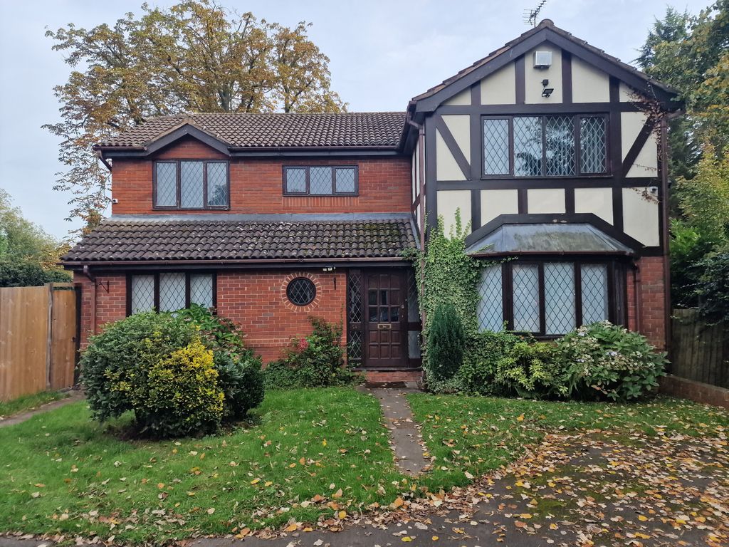 4 bed detached house to rent in South View Close, Codsall WV8, £2,200 pcm