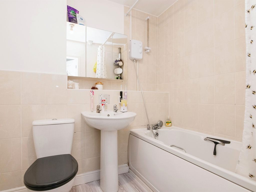 2 bed flat for sale in Wiltshire Way, West Bromwich B71, £100,000