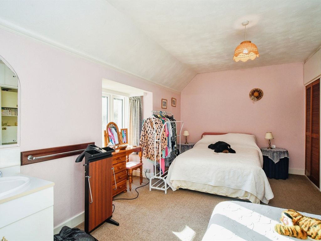 6 bed detached house for sale in Hempstead Road, Bovingdon, Hemel Hempstead HP3, £2,500,000