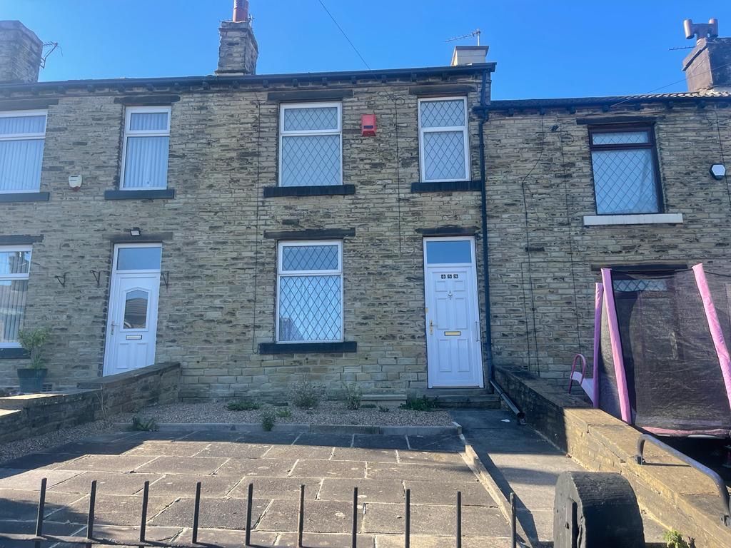 3 bed terraced house to rent in Huddersfield Road, Wyke BD12, £725 pcm