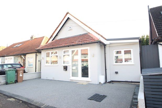 4 bed bungalow to rent in Brinkley Road, Worcester Park KT4, £3,000 pcm