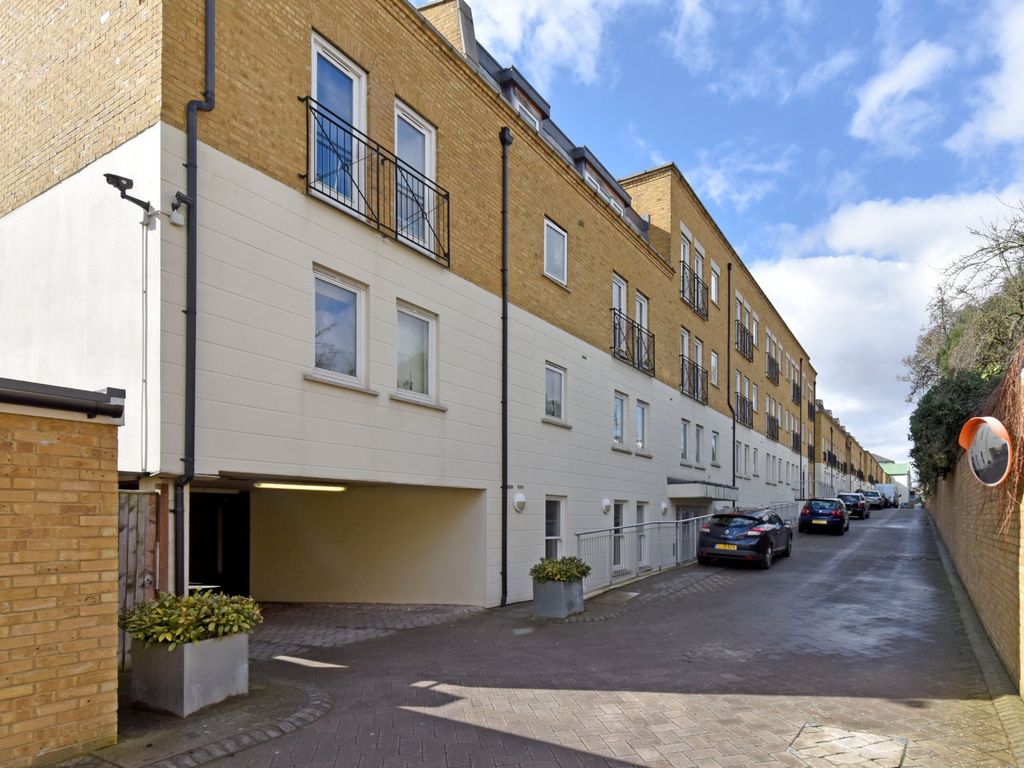 2 bed flat to rent in Denning Mews, London SW12, £2,600 pcm