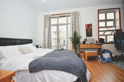 3 bed flat for sale in White Horse Lane, London E1, £525,000