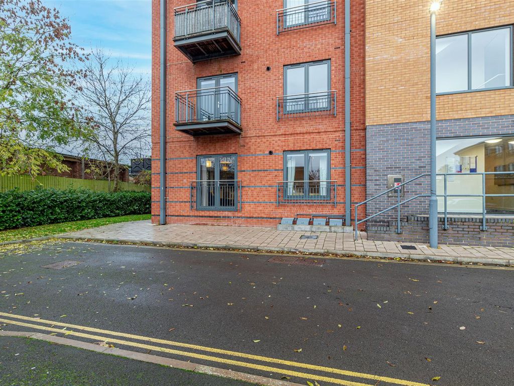 2 bed flat for sale in Woodhouse Close, Worcester WR5, £200,000