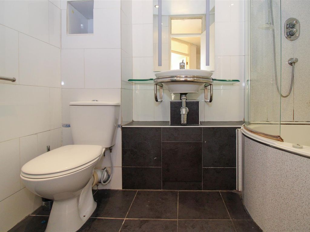 2 bed flat for sale in Armadale Close, London N17, £400,000
