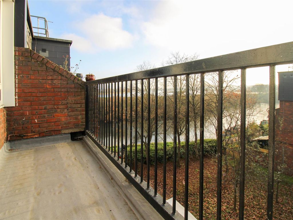 2 bed flat for sale in Armadale Close, London N17, £400,000