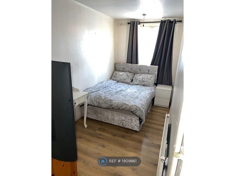 Room to rent in Lensbury Way, London SE2, £850 pcm
