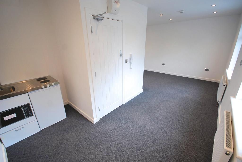 Studio to rent in Bamford Avenue, Wembley, Middlesex HA0, £1,150 pcm