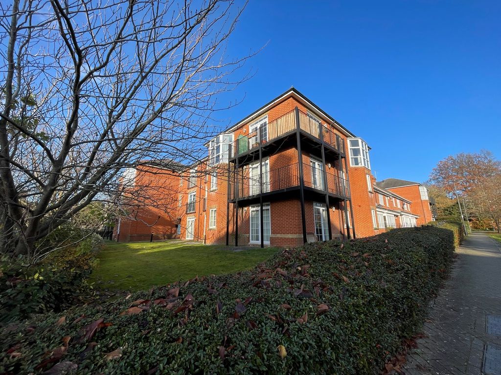 2 bed flat for sale in Lady Aylesford Avenue, Stanmore HA7, £450,000