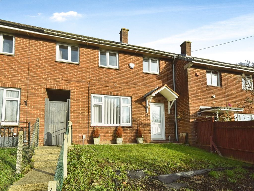 3 bed terraced house for sale in Inglesham Road, Swindon SN2, £170,000