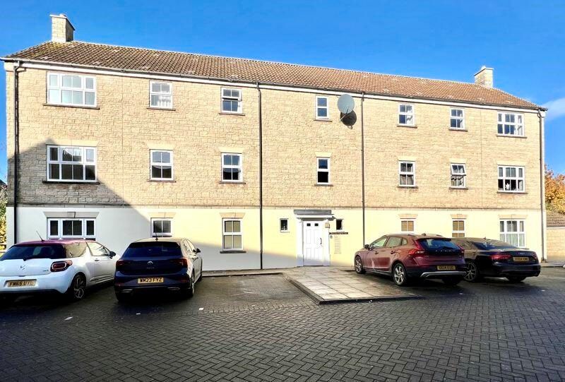 2 bed flat for sale in Kingfisher Court, Calne SN11, £120,000