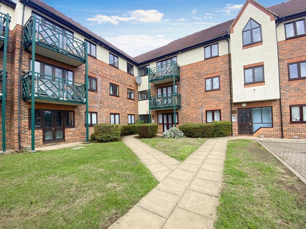 2 bed flat to rent in Upton Court Road, Langley SL3, £1,500 pcm