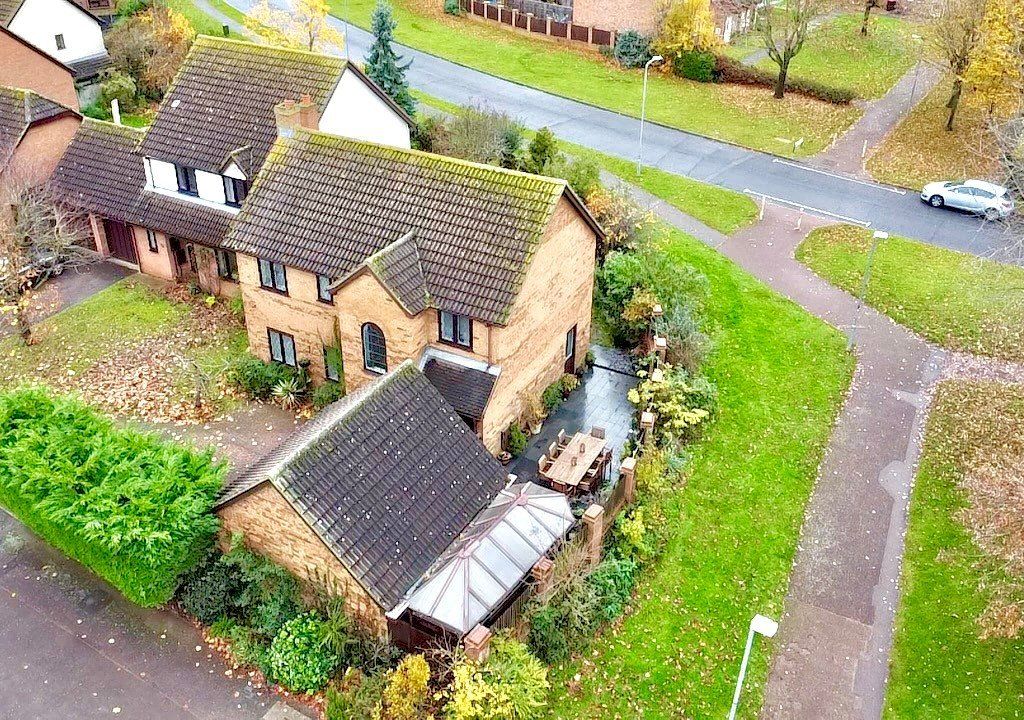 4 bed detached house for sale in Tabard Gardens, Newport Pagnell MK16, £650,000