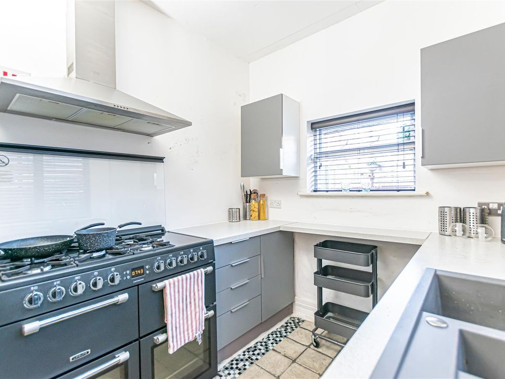 2 bed property for sale in The Avenue, Leigh WN7, £180,000