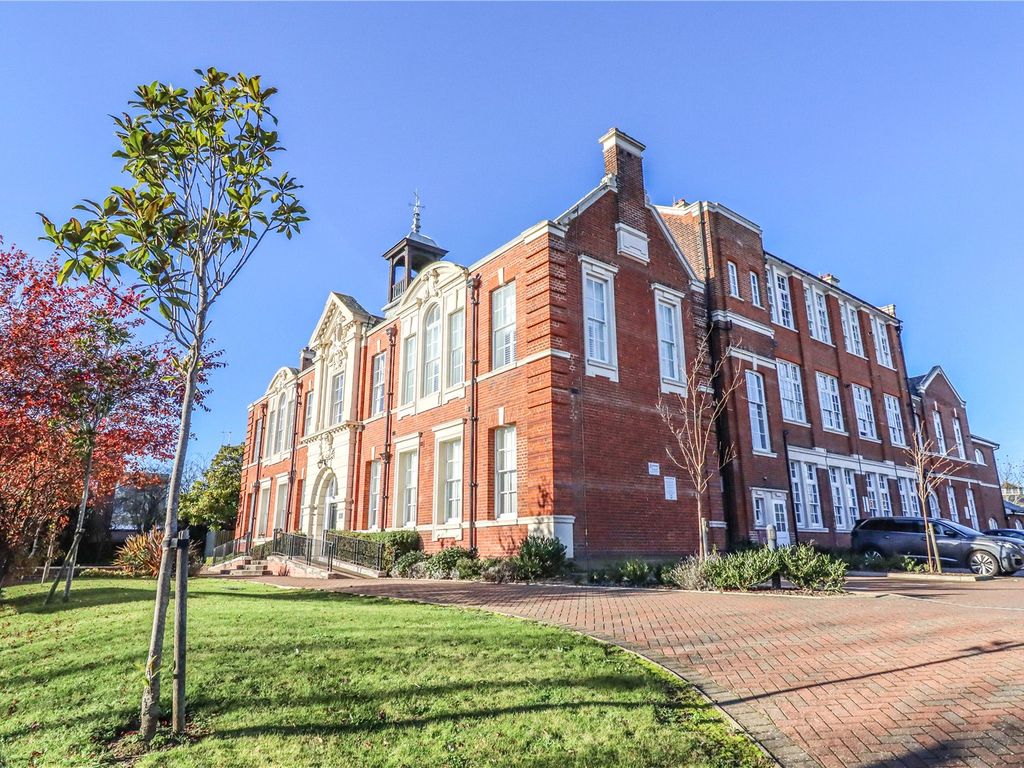 2 bed flat for sale in Coggeshall Road, Braintree CM7, £230,000