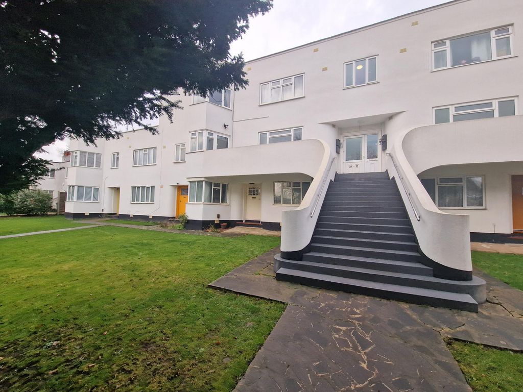 3 bed maisonette to rent in The Avenue, Wembley HA9, £2,200 pcm