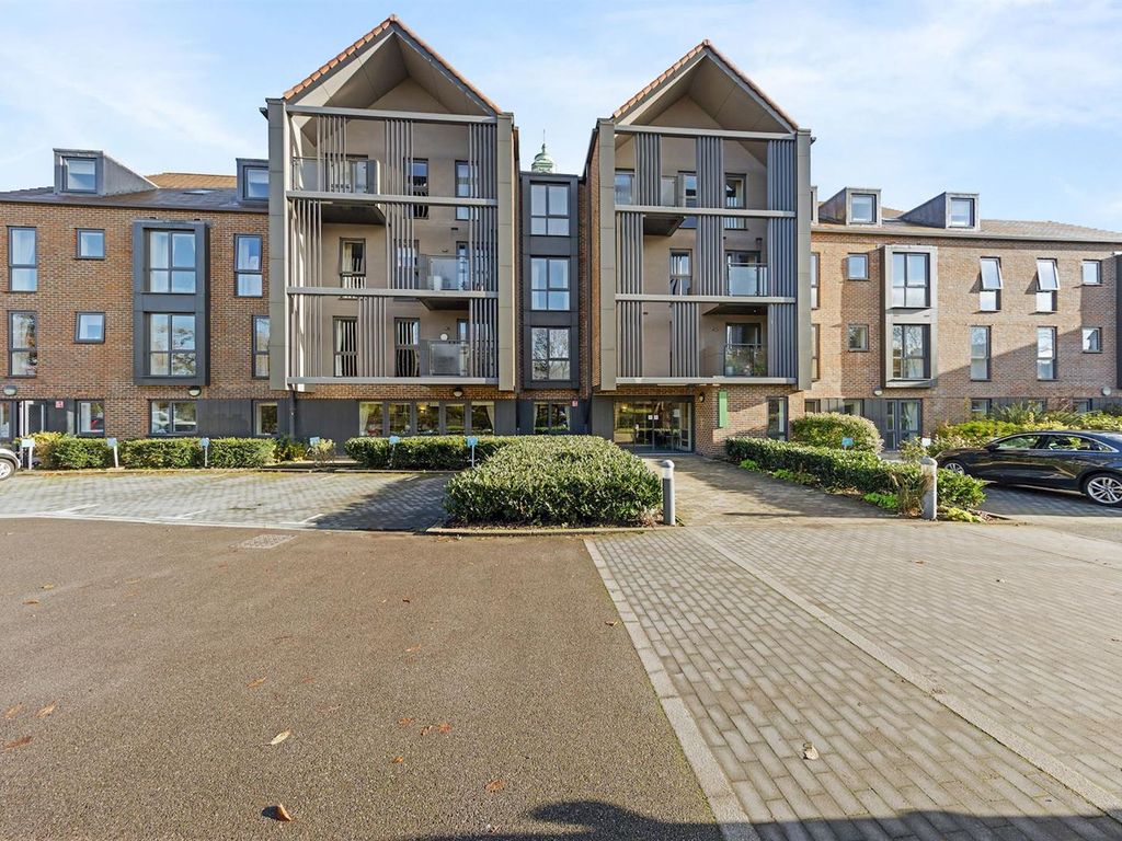 1 bed flat for sale in The Clockhouse, London Road, Guildford GU1, £320,000